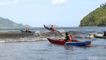 Keseruan Lomba Balap Perahu Nelayan di Pantai Cengkrong Trenggalek