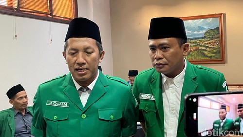 Ketua Umum Pimpinan Pusat GP Ansor Addin Jauharudin (kiri) bersama Ketua GP Ansor NTB Zamroni Aziz (kanan). (Foto: Helmy Akbar/detikBali)