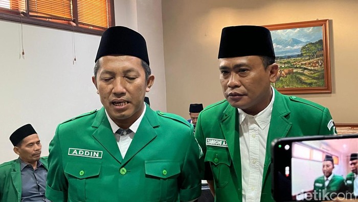 Ketua Umum Pimpinan Pusat GP Ansor Addin Jauharudin (kiri) bersama Ketua GP Ansor NTB Zamroni Aziz (kanan). (Foto: Helmy Akbar/detikBali)