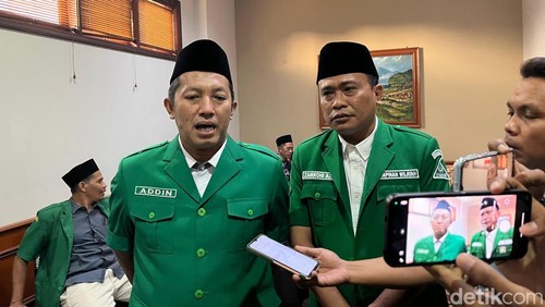 Ketua Umum Pimpinan Pusat GP Ansor Addin Jauharudin (kiri) bersama Ketua GP Ansor NTB Zamroni Aziz (kanan). (Foto: Helmy Akbar/detikBali)