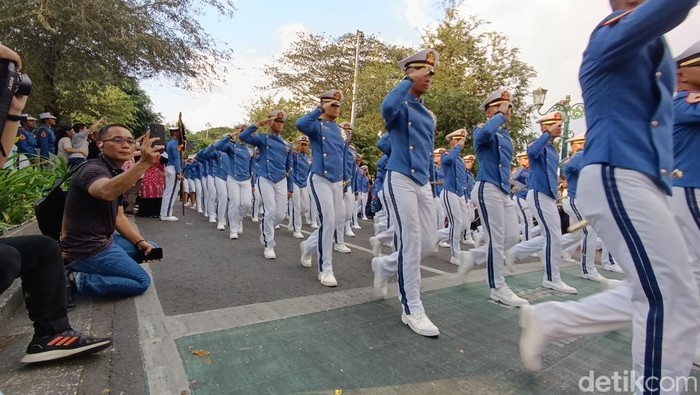 Kirab Drumband Gita Dirgantara yang berlangsung di kawasan Malioboro, Sabtu sore (6/7/2024).
