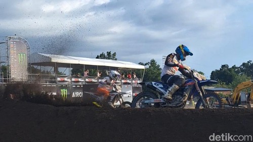 Kualifikasi MXGP 2024 seri 12 kelas MX2 di Sirkuit Eks Bandara Selaparang, Kota Mataram, NTB, Sabtu (6/7/2024). (Foto: Nathea Citra/detikBali)