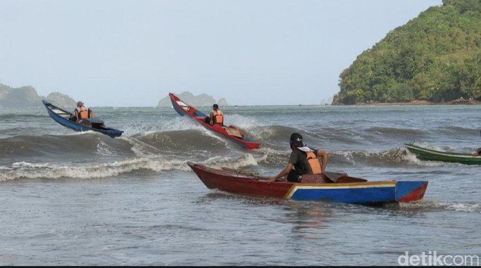 Lomba Balap Perahu Nelayan di Pantai Cengkrong Trenggalek