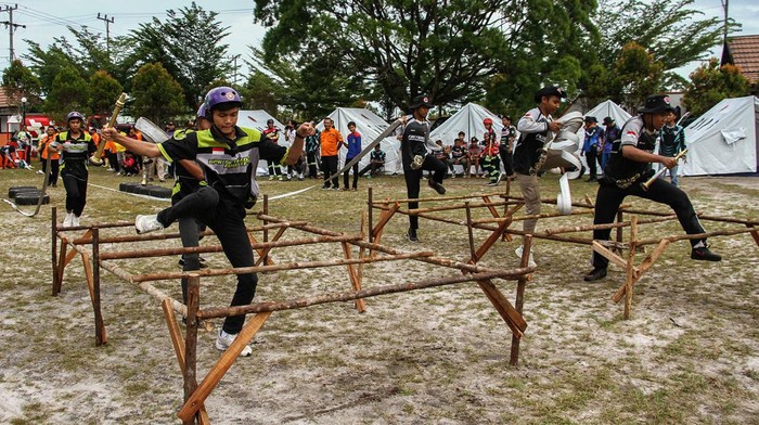 Lomba ketangkasan pemadaman kebakaran di Palangka Raya Sejumlah relawan melewati rintangan saat mengikuti lomba ketangkasan pemadaman kebakaran di halaman Kantor BPBD Kota Palangka Raya, Kalimantan Tengah, Sabtu (6/7/2024). Sebanyak 176 anggota relawan penanggulangan bencana se-Kota Palangka Raya mengikuti lomba tersebut yang bertujuan melatih kemampuan kerja sama, kecepatan, kerapihan, dan kesigapan dalam menanggulangi kebakaran. ANTARA FOTO/Auliya Rahman/nz