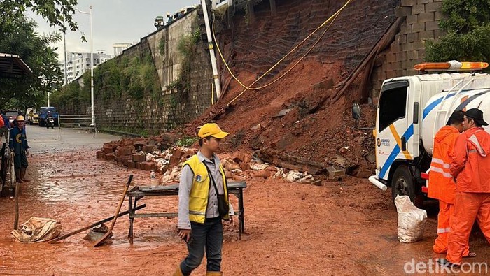 Hujan Lebat Melanda Bintaro, Sebabkan Tebing Tol JORR Runtuh