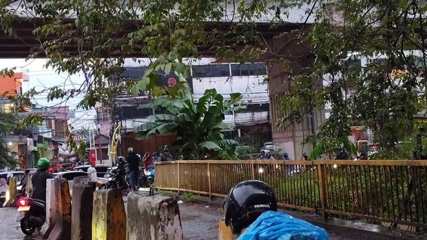 Macet di Jalan Raya Kalimalang, tepatnya mulai dari area Pondok Kelapa hinggan depan Perumahan Grand Kota Bintang, Bekasi Barat sore ini, Sabtu (6/7/2024).