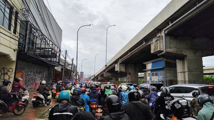 Macet di Jalan Raya Kalimalang, tepatnya mulai dari area Pondok Kelapa hinggan depan Perumahan Grand Kota Bintang, Bekasi Barat sore ini, Sabtu (6/7/2024).