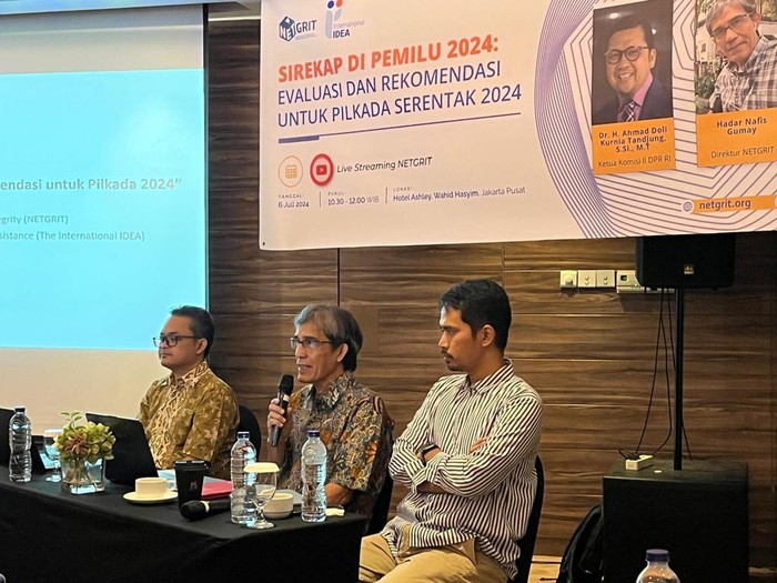 Mantan komisioner KPU RI Hadar Nafis Gumay (tengah).