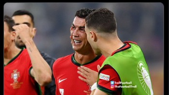 Meskipun kalah, Ronaldo masih mendapat dukungan dari rekan satu tim maupun fans Messi. Foto: (Twitter).