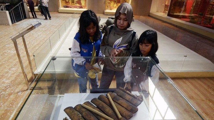 Pengunjung mengamati benda bersejarah yang dipajang di museum Lampung, Sabtu (6//7/2024). Menurut pengelola, jumlah pengunjung pada hari libur sekolah di museum Lampung didominasi kaum generasi muda khususnya pelajar yang ingin melihat  perjalanan sejarah di Provinsi Lampung. ANTARA FOTO/Ardiansyah/nz.