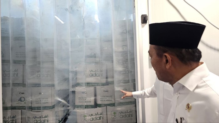 Menko PMK meninjau perusahaan pengelolaan daging kurban jemaah haji RI di Makkah, Jumat (5/7/2024).