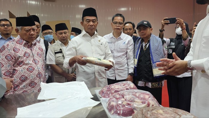 Menko PMK meninjau perusahaan pengelolaan daging kurban jemaah haji RI di Makkah, Jumat (5/7/2024).