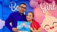 Pada 2024, Mpok Alpa mendapat karunia yang membuatnya sangat bahagia. Dia hamil anak ketiga yang ternyata lahir kembar. Foto: dok. Instagram @nina_mpokalpa