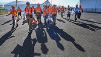 Sejumlah marshal berjalan menuju lintasan sirkuit jelang balapan hari pertama seri ke-12 MXGP of Lombok 2024. 