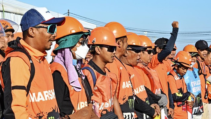 MXGP Lombok libatkan marshal lokal Sejumlah marshal berjalan menuju lintasan sirkuit jelang balapan hari pertama seri ke-12 MXGP of Lombok 2024 di sirkuit MXGP Selaparang, Mataram, NTB, Sabtu (6/7/2024). Ikatan Motor Indonesia (IMI) NTB menyebut sebanyak 100 marshal yang bertugas pada MXGP of Lombok seri ke-12 seluruhnya berasal dari NTB.ANTARA FOTO/Ahmad Subaidi/nz