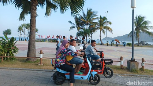 Kawasan wisata Pantai Kuta Mandalika, Lombok Tengah.