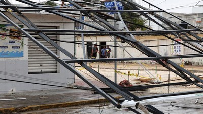 Papan Reklame dan Tiang Listrik Ambruk Diterjang Badai Beryl