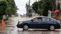 Garis kuning telah dipasang di sekitar lokasi ambruknya papan reklame. Reuters/Lorenzo Hernandez. 