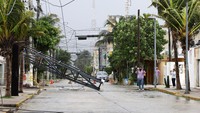 Sebuah papan reklame ambruk usai diterjang badai Beryl di Progreso, Meksiko. Reuters/Lorenzo Hernandez.