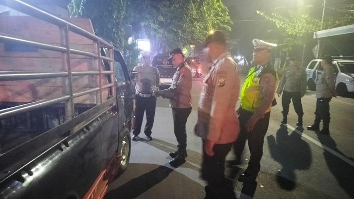 Patroli skala besar yang dilakukan Polrestabes Surabaya.