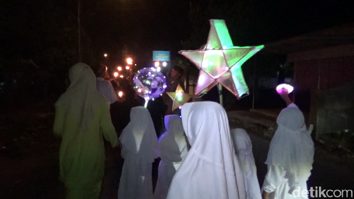Pawai lampion dan obor Santri Lumajang di malam Tahun Baru Islam.