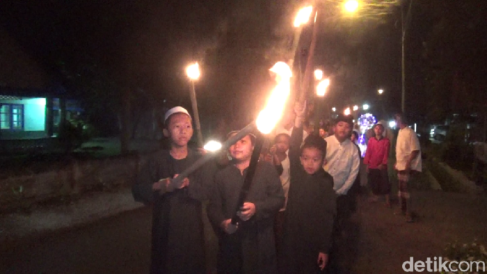 Pawai lampion dan obor Santri Lumajang di malam Tahun Baru Islam.