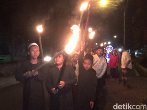 Puluhan Santri Lumajang Pawai Lampion dan Obor di Malam Tahun Baru Islam