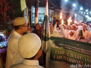 Ratusan Santri Sumenep Sambut Tahun Baru Islam dengan Pawai Obor