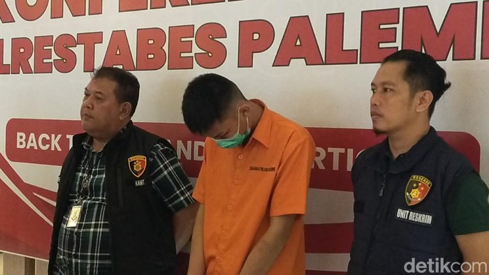 Pelaku MB saat dihadirkan dalam rilis di Polrestabes Palembang.