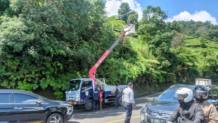 Pemkab Bogor menyiapkan 341 titik penerangan jalan umum (PJU) buntut keluhan masyarakat soal kawasan Puncak gelap.