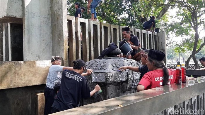 Pencucian batu manik di Pamuksan Prabu Sri Aji Jayabaya, Kediri.