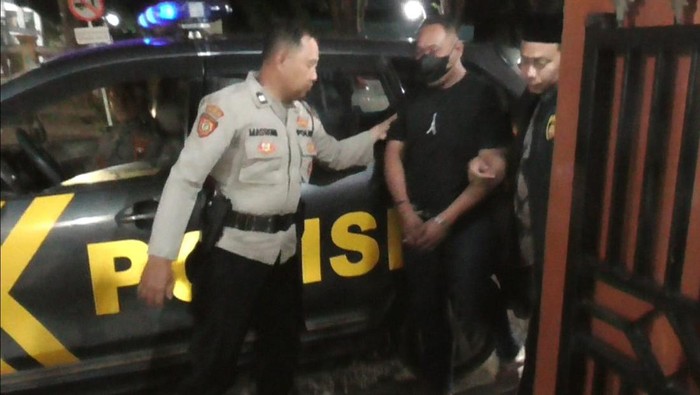 Pencuri HP anggota Ansor Sidoarjo saat diamankan polisi.