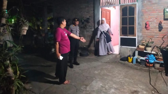 Polisi saat melakukan olah TKP pencurian motor di Sentolo, Kulon Progo, Jumat (5/7/2024).