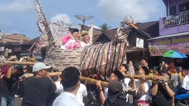 Pengantin baru diarak dalam rangkaian tradisi mandi kasai