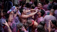 Disebut sebagai festival kuno, perang wine ini menjadi event pariwisata tahunan. Tahun ini La Batalla del Vino dilakukan pada tanggal 29 Juni. (Reuters/Marta Montana Gomez)