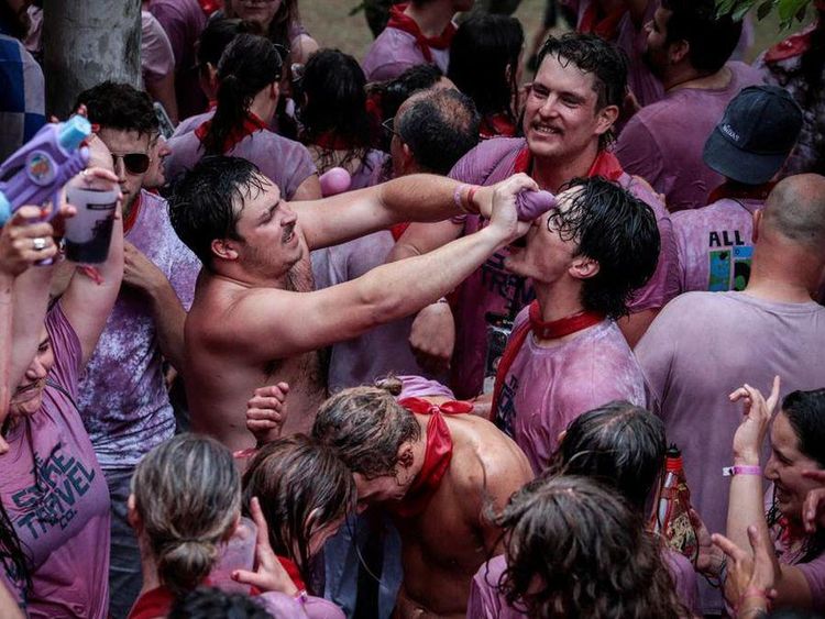 Potret Meriahnya Perang Wine di Spanyol, Baju Putih Berubah Ungu