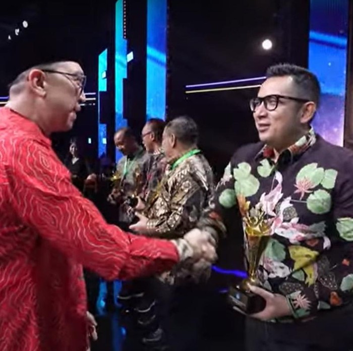 Pj Wali Kota Mojokerto Terima 6 Penghargaan Kemendikbud Ristek
