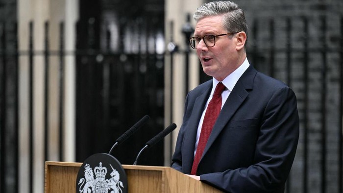 Britains incoming Prime Minister Keir Starmer and leader of the Labour Party, stands at the podium as he addresses the nation following his general election victory, outside 10 Downing Street in London on July 5, 2024, a day after Britain held a general election. Starmer became Britains new prime minister, as his centre-left opposition Labour party swept to a landslide general election victory, ending 14 years of right-wing Conservative rule. (Photo by Oli SCARFF / AFP)