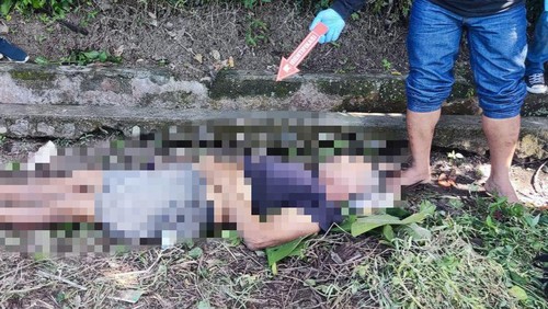 Polisi melakukan olah TKP penemuan lansia tewas telentang di parit Banjar Dinas Asak Kangin, Desa Pertima, Karangasem, Sabtu (6/7/2024). (Foto: Dok. Polres Karangasem)