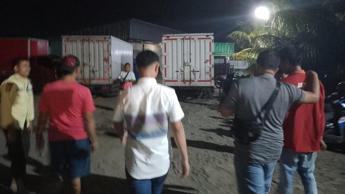 Polisi mengamankan kurir ekspedisi yang menukar isi paket konsumen