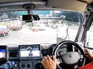 Heboh Polisi Pungli Sopir Pikap di Halim, Duit Recehan Juga Disikat!