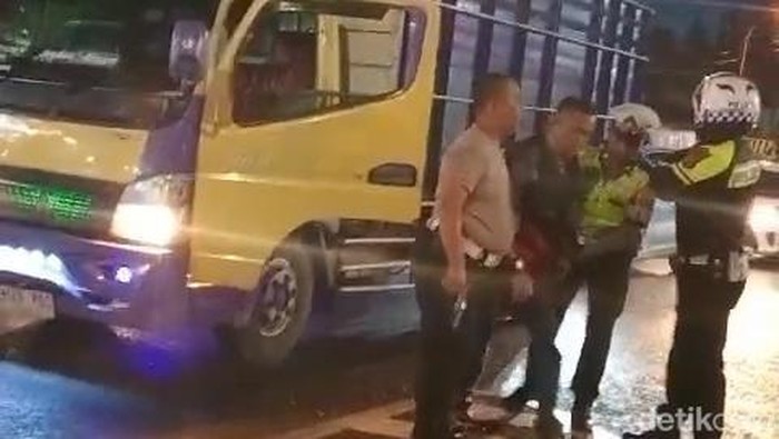 Polisi Setop Mobil yang Dirampas Debt Collector