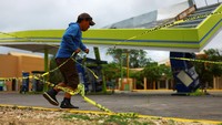 Kerusakan ini membuat operasional pom bensin ditutup sementara.