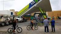 Sebuah pom bensin di Puerto Aventuras ambruk usai diterjang badai Beryl.