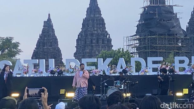 Penampilan musisi Sal Priadi di Prambanan Jazz 2024, Sabtu (6/7/2024).