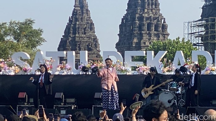 Penampilan musisi Sal Priadi di Prambanan Jazz 2024, Sabtu (6/7/2024).