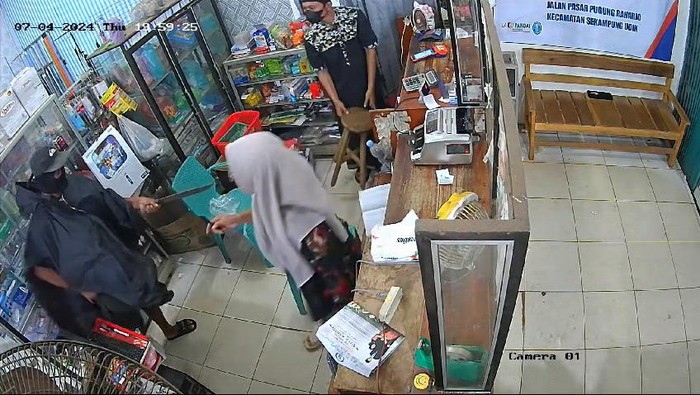 Pria bergolok rampok agen bank di Lampung Timur