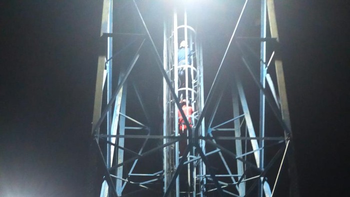 Proses evakuasi seorang pemuda di Batam yang memanjat tower telekomunikasi setinggi 40 meter. (dok. Istimewa)