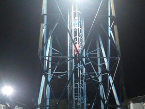 Diduga Gangguan Mental, Pemuda di Batam Nekat Panjat Tower Seluler 40 Meter