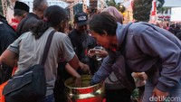 Air bekas jamasan pun jadi rebutan warga karena diyakini memberi manfaat.